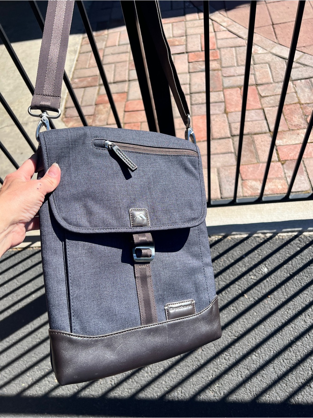 Brenthaven Collins Vertical Messenger Bag,  Indigo chambray, like new - Picture 4 of 14